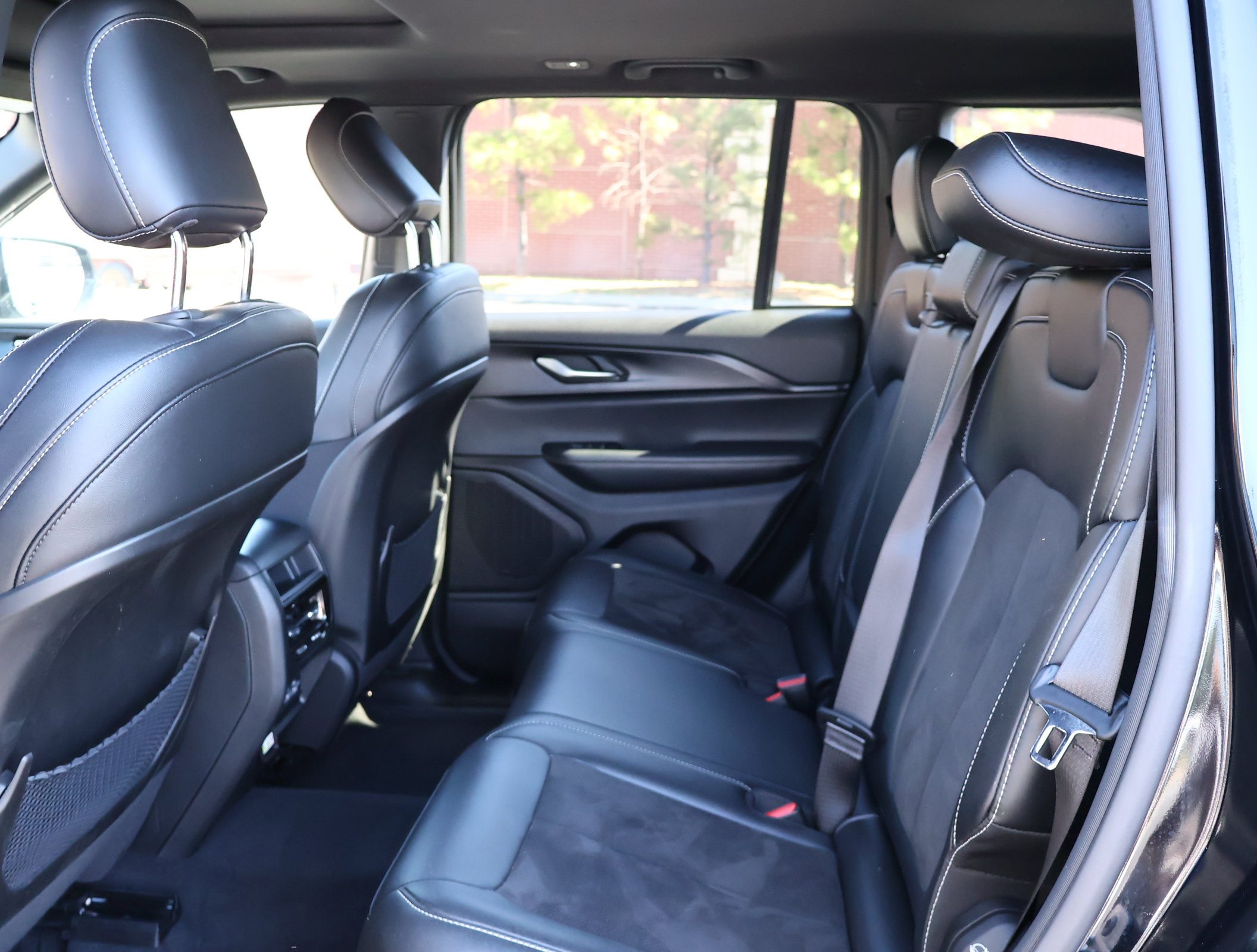 Used 2023 Jeep Grand Cherokee Altitude AWD/4WD image 23
