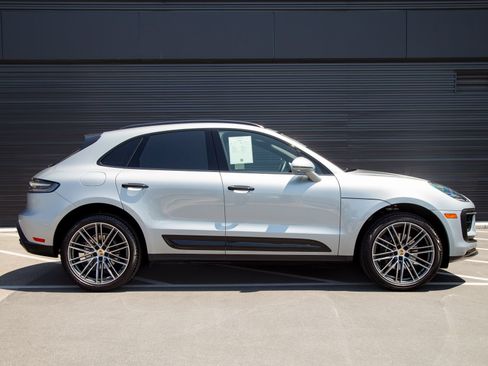 Certified 2025 Porsche Macan AWD/4WD image 8