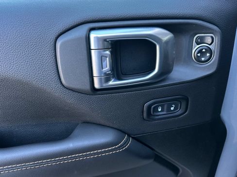 Used 2024 Jeep Wrangler Unlimited Sahara AWD/4WD image 10