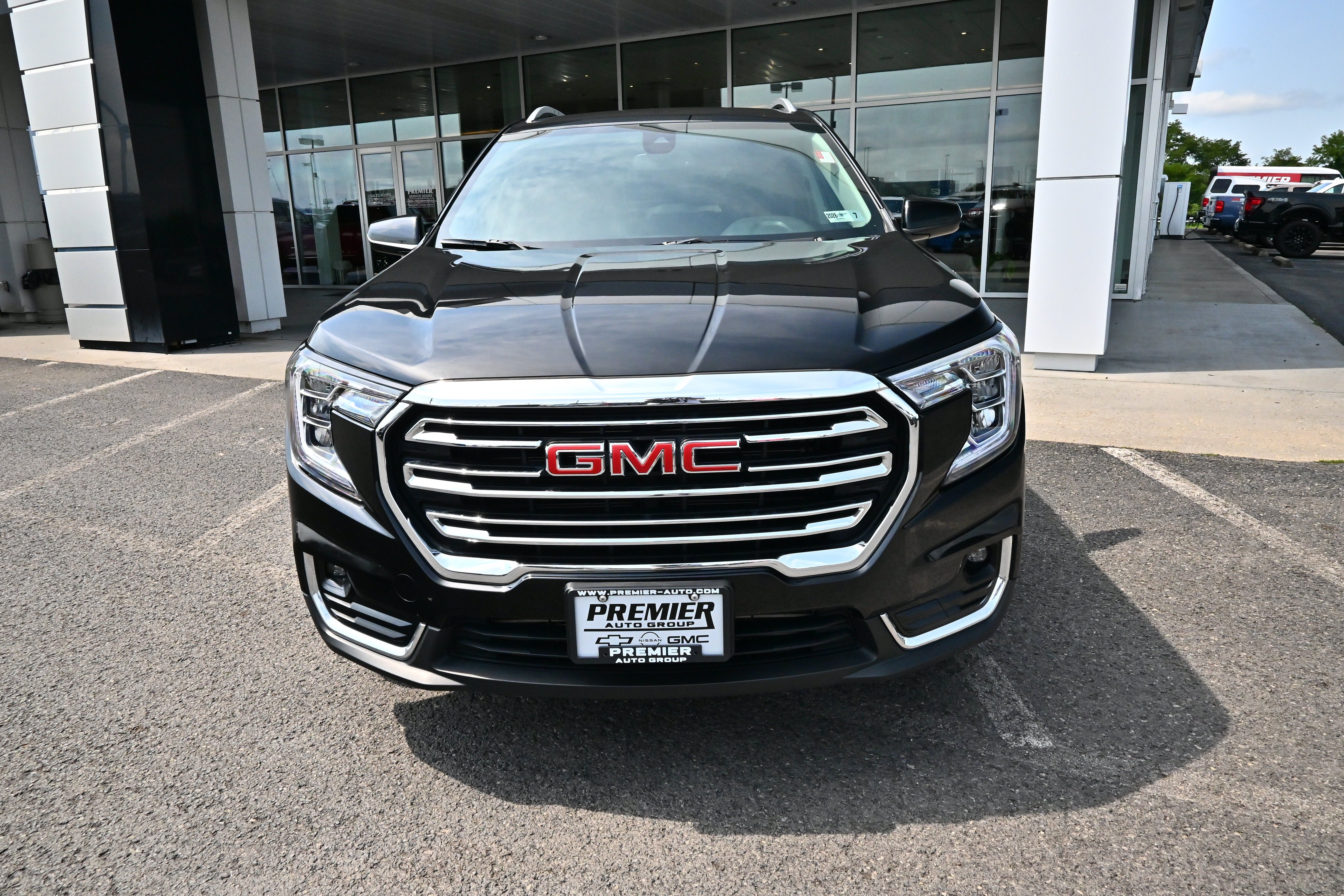 Used 2024 GMC Terrain SLT AWD/4WD image 3