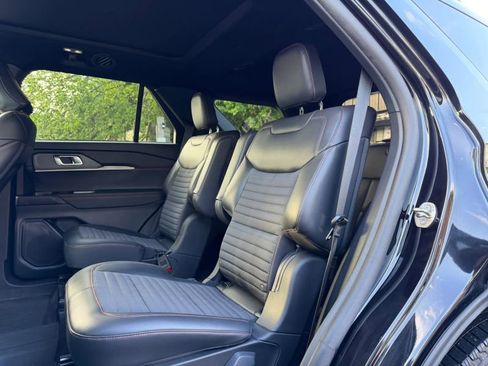 Used 2025 Ford Explorer ST-Line AWD/4WD image 18