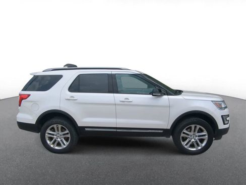 Used 2017 Ford Explorer XLT w/ XLT Technology Feature Bundle AWD/4WD image 9