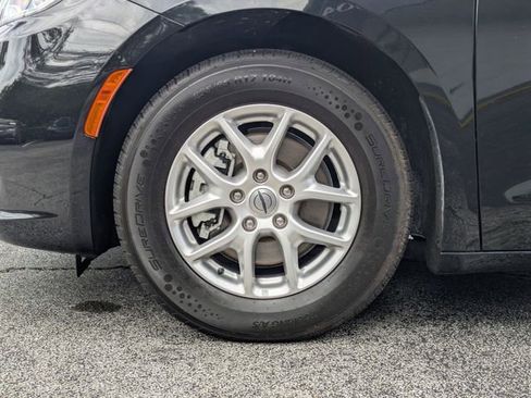 Used 2023 Chrysler Pacifica Touring-L FWD image 33