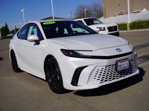 Used 2025 Toyota Camry XSE image 1