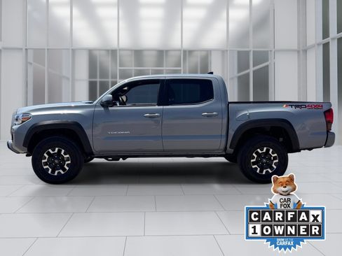 Used 2018 Toyota Tacoma TRD Off-Road AWD/4WD image 3