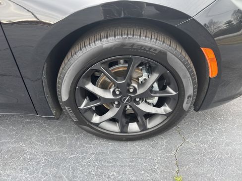 Used 2025 Chrysler Pacifica Limited image 12