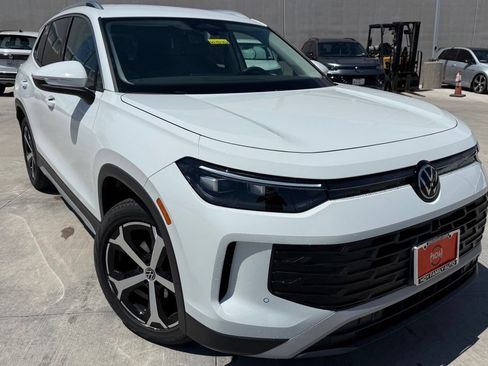 Certified 2025 Volkswagen Tiguan SE FWD image 1