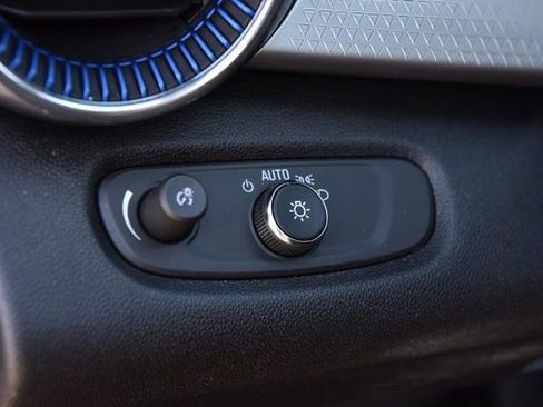 Used 2025 Chevrolet Trax LT w/ LT Convenience Package image 9