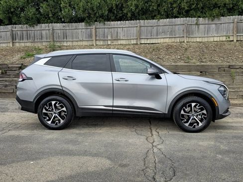 Used 2024 Kia Sportage EX AWD/4WD image 3