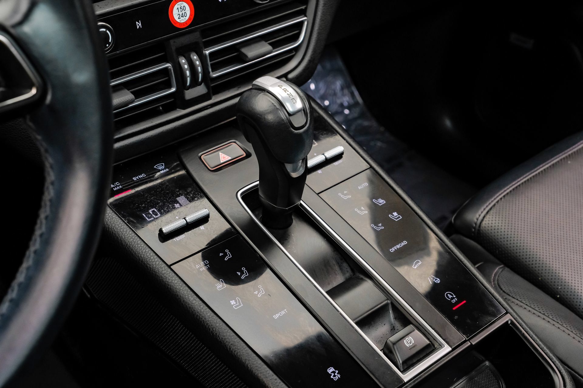 Used 2024 Porsche Macan w/ Premium Plus Package AWD/4WD image 28