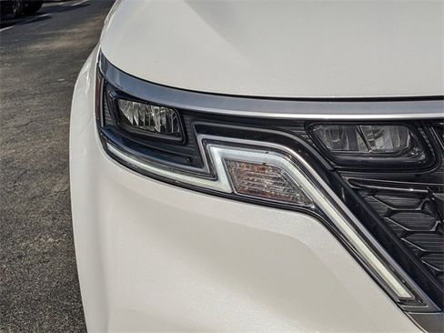 Used 2024 Kia Carnival EX image 8