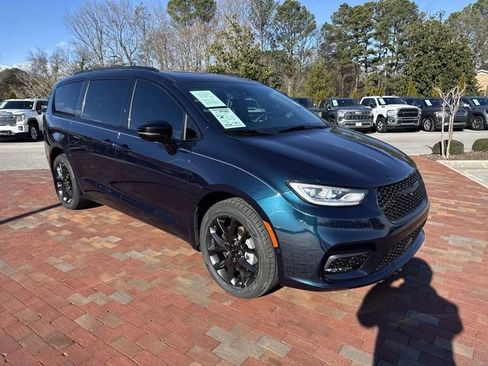 Used 2023 Chrysler Pacifica Limited w/ S Appearance Package AWD/4WD image 38