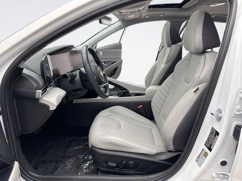Used 2025 Hyundai Elantra Limited image 11
