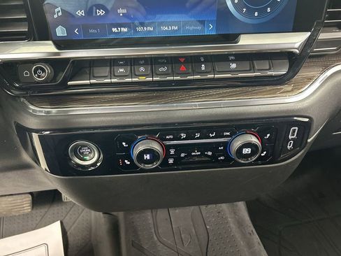 Used 2023 Chevrolet Silverado 1500 LT AWD/4WD image 16