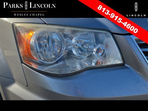 Used 2013 Chrysler Town & Country Touring image 6