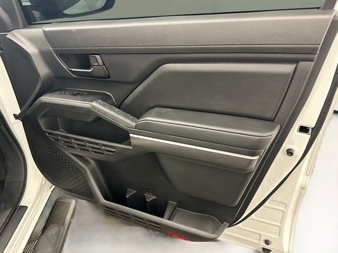 Used 2025 Toyota Tacoma SR5 AWD/4WD image 33