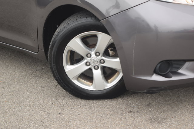 Used 2014 Toyota Sienna LE FWD image 28