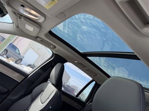 New 2026 Volvo XC90 B6 Plus w/ Protection Package Premier AWD/4WD image 18