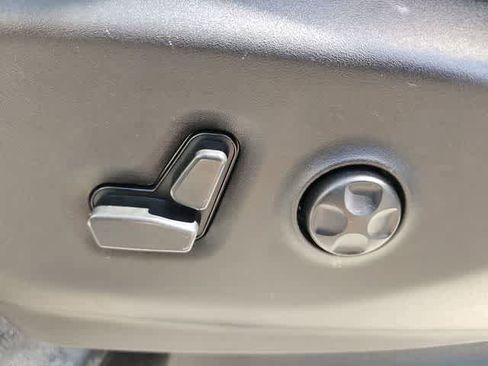 Used 2023 Chrysler Voyager LX image 17