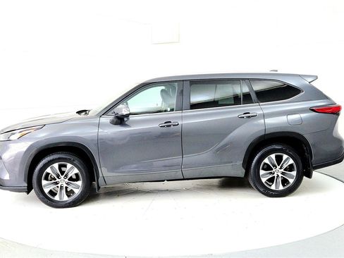Used 2023 Toyota Highlander XLE AWD/4WD image 3