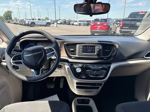Used 2017 Chrysler Pacifica Touring FWD image 12