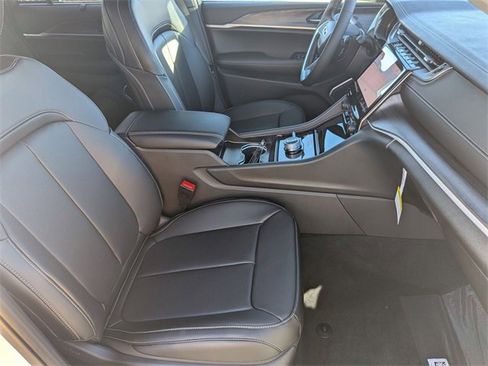 New 2025 Jeep Grand Cherokee Limited w/ Luxury Tech Group II image 32