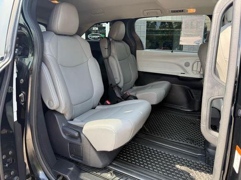 Used 2026 Toyota Sienna XLE FWD image 12