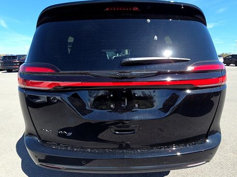 New 2026 Chrysler Pacifica Select image 6