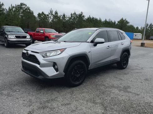 Used 2020 Toyota RAV4 XLE image 4