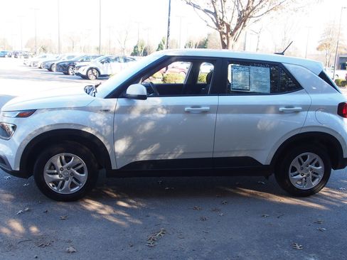 Used 2025 Hyundai Venue SE image 4