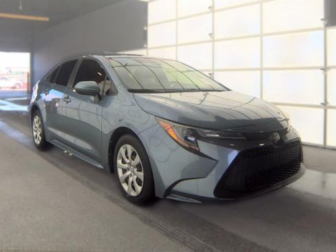 Used 2020 Toyota Corolla LE FWD image 3