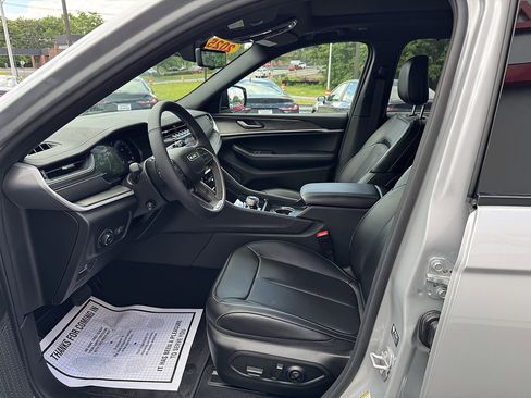 Used 2025 Jeep Grand Cherokee Limited w/ Luxury Tech Group II AWD/4WD image 8