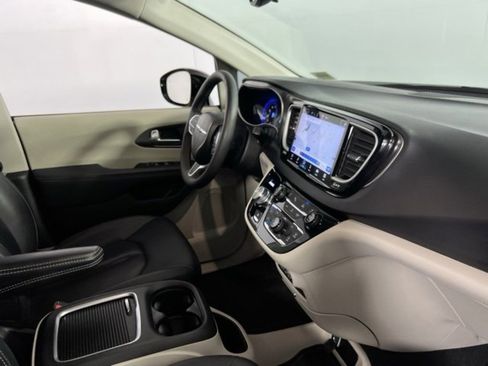 Used 2024 Chrysler Pacifica Touring-L image 29