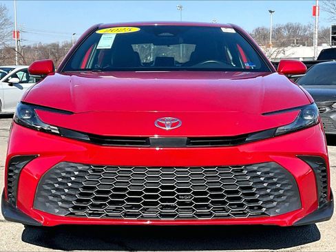 Used 2025 Toyota Camry SE image 3