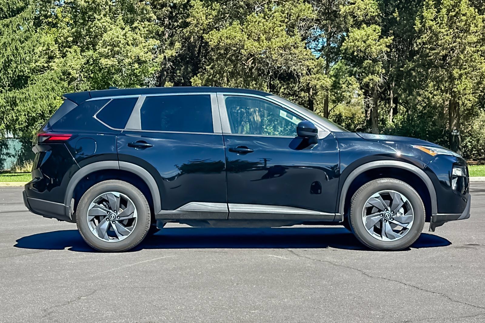 Used 2025 Nissan Rogue SV FWD image 3
