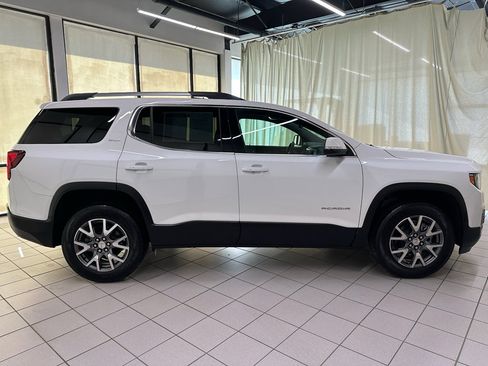 Certified 2023 GMC Acadia SLT w/ Preferred Package image 3