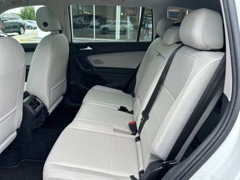 Used 2018 Volkswagen Tiguan SEL AWD/4WD image 31