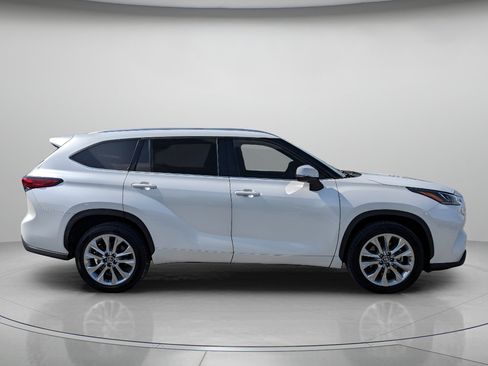 Used 2023 Toyota Highlander Limited FWD image 9