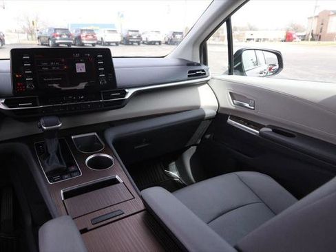 Certified 2024 Toyota Sienna XLE image 28