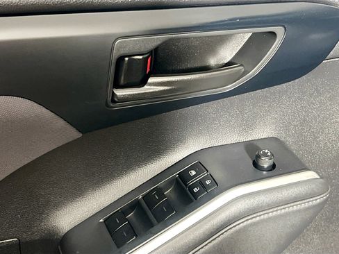 Used 2023 Toyota Highlander LE FWD image 16