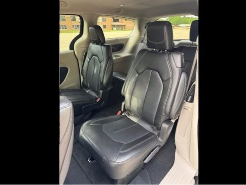 Used 2023 Chrysler Pacifica Touring-L w/ Uconnect Theater Family Group AWD/4WD image 12