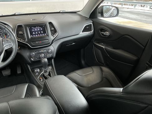 Used 2019 Jeep Cherokee Latitude Plus w/ Comfort/Convenience Group image 16