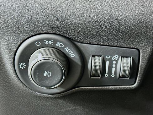 Used 2023 Jeep Compass Latitude image 17