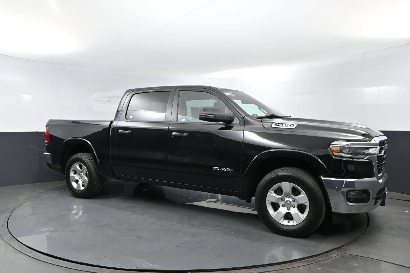 Used 2025 RAM 1500 Big Horn AWD/4WD image 3