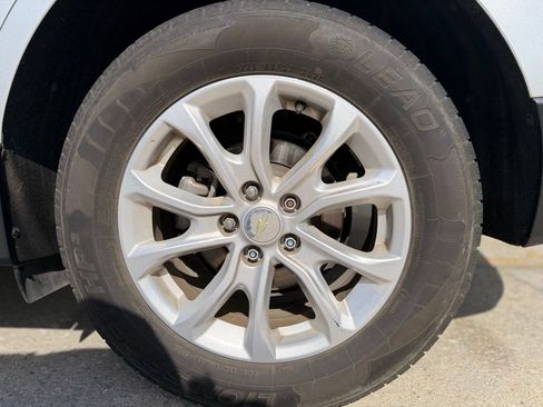Used 2019 Chevrolet Equinox LS FWD image 10