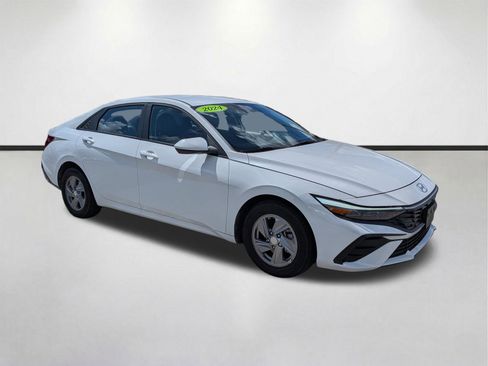 Used 2024 Hyundai Elantra SE image 2
