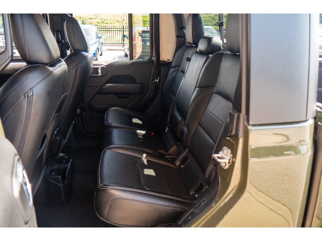 Used 2022 Jeep Gladiator Overland w/ Popular Equipment Package AWD/4WD image 18