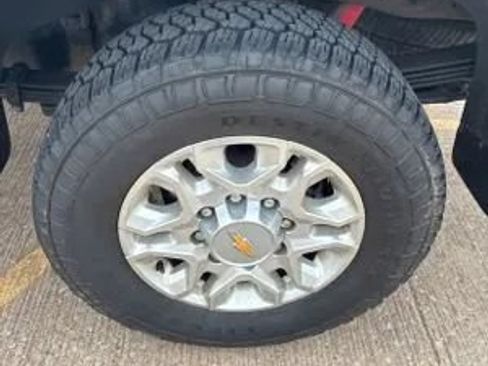 Used 2024 Chevrolet Silverado 2500 LT AWD/4WD image 18