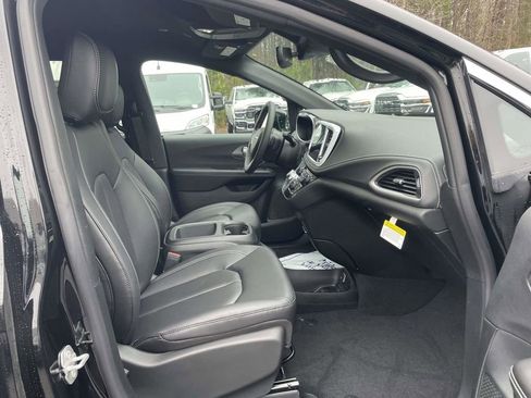 New 2026 Chrysler Pacifica Select image 15
