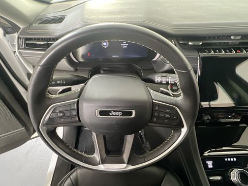 Used 2023 Jeep Grand Cherokee Limited w/ Black Appearance Package AWD/4WD image 11